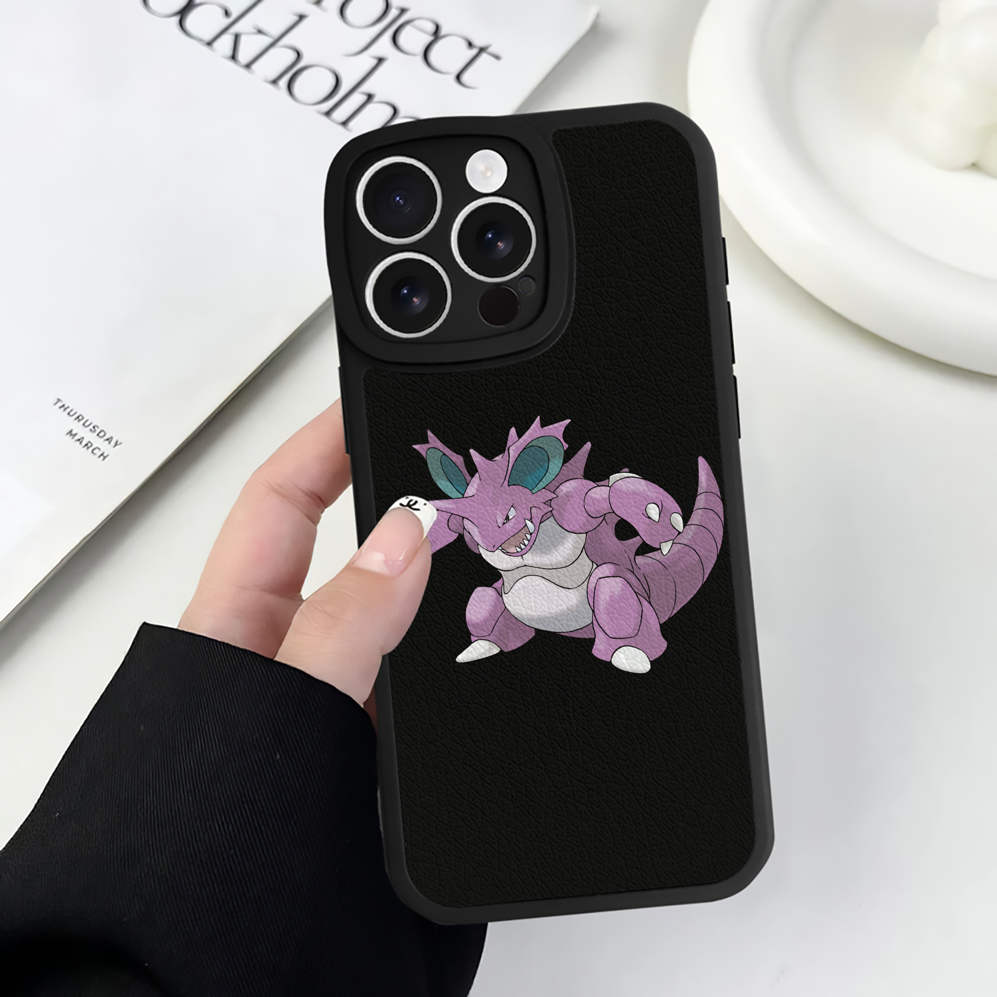 （画像用） ポケットモンスター Pokémon 【iPhone 16シリーズ対応】シリコンスマホケース（レザー調） 材質：シリコン